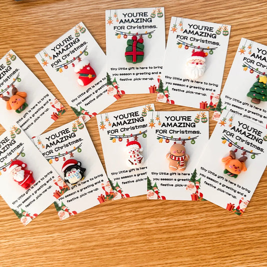 10/40pcs Christmas Mini Hug Cards with Resin Charms - Santa, Stockings - Perfect for Holiday Encouragement & Emotional Support